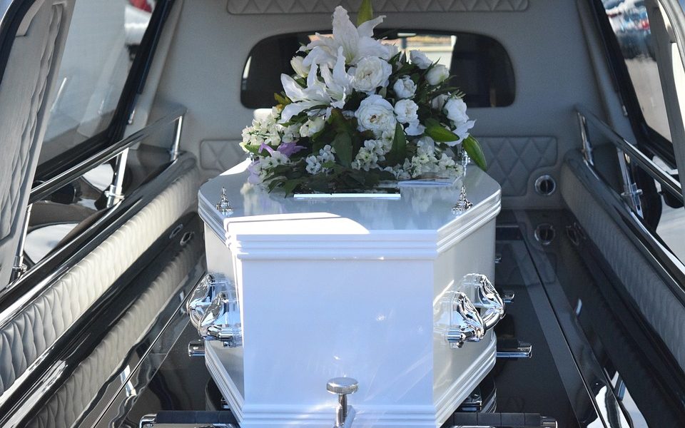 Fermeture de cercueil : qui doit faire la demande ?