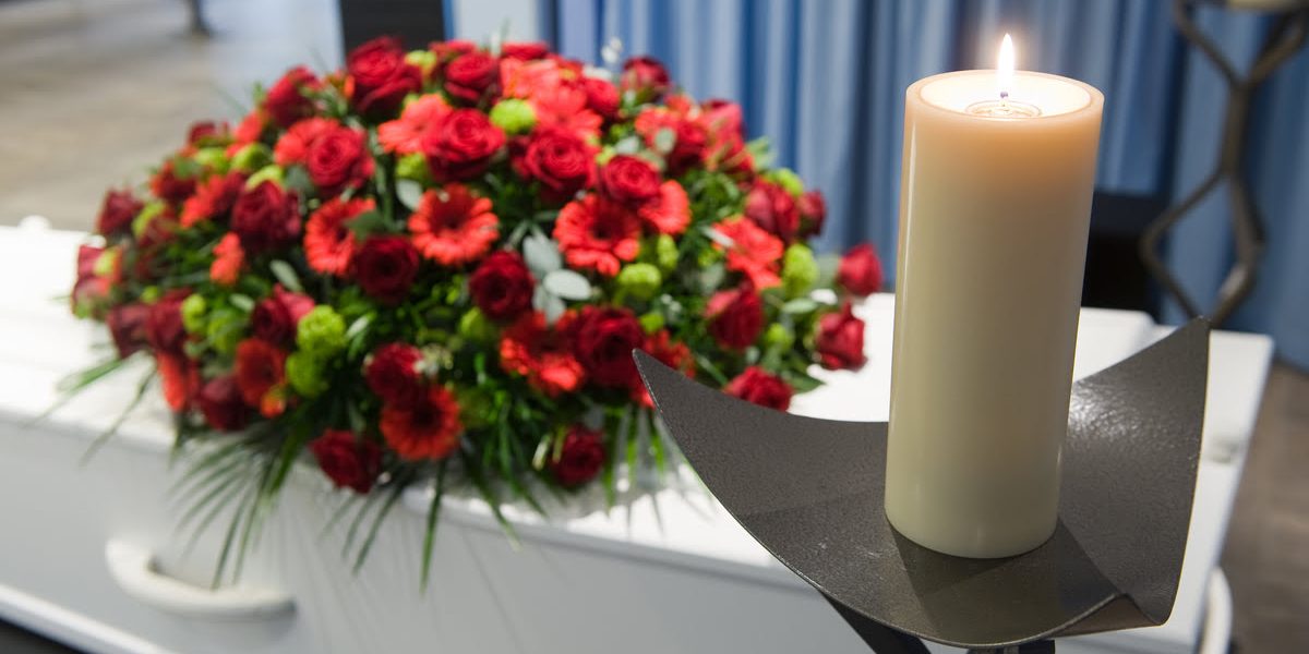 Un dernier adieu avec des fleurs : guide pour les funérailles
